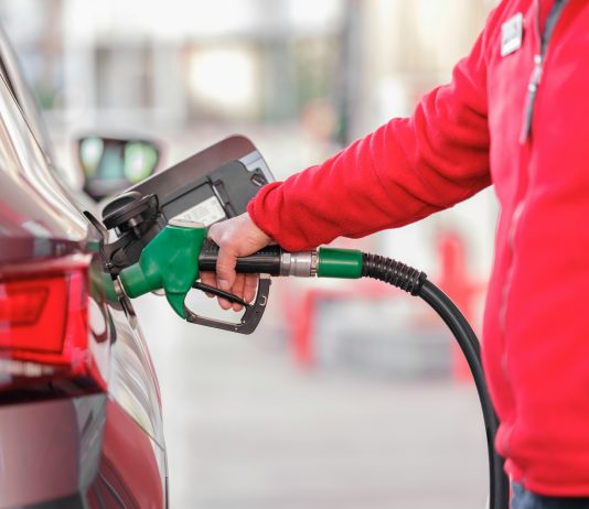 Prețul benzinei în România pe județe: unde e cea mai ieftină și cum economisești la plin