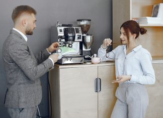 Mai mult decât o băutură: De ce cafeaua și produsele de protocol fac diferența la birou și acasă