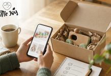 Cum alegi un magazin online de jucării: 8 criterii pe care le verifici înainte de prima comandă Părinte care alege jucării pe telefon, lângă un colet deschis cu o jucărie din lemn și o listă de verificare, cu logo LittleJoy